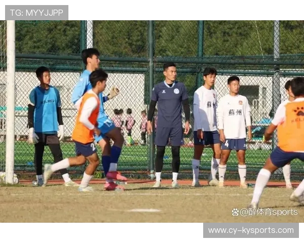 足球学院加强守门员专项体能与技能训练，守门员专业训练